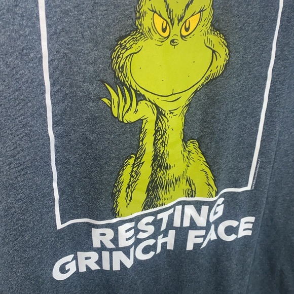 🍂Resting Grinch face grey tee! - Picture 3 of 7